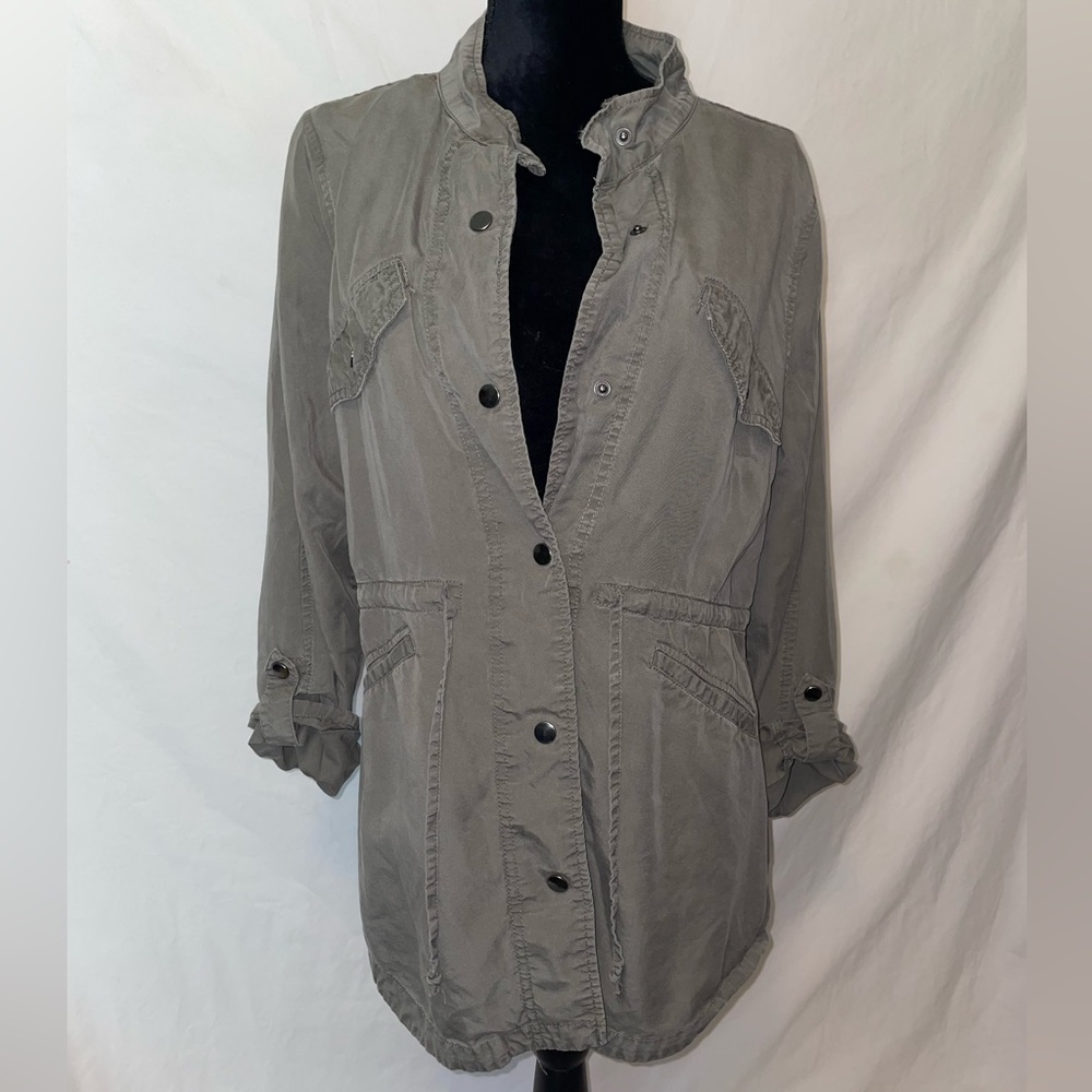 Army green light snap-down blouse. Faded Glory. XL. Good condition.